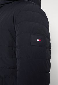 Tommy Hilfiger STRETCH HOODED JACKET - Casaco de inverno - desert sky