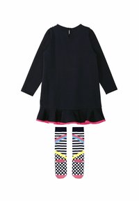 Vestido de manga larga en azul marino con dobladillo con volantes y ribete rosa, combinado con calcetas hasta la rodilla que presentan un diseño a rayas y con lunares en azul, amarillo y rosa.