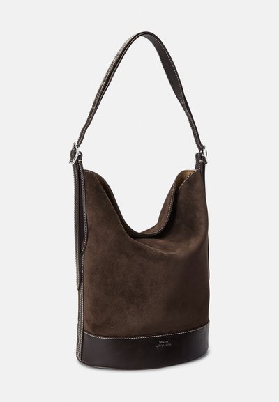 Ruskea mokkasaumabag, jossa on sileä nahkapohja ja hihna. Ominaisuuksina pyöristetty yläosa ja kontrastiväriset tikkausreunat.