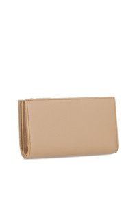 Portafoglio in pelle beige, design rettangolare con texture a granuli, chiusura ripiegata e dettagli di cucitura visibili sui bordi.