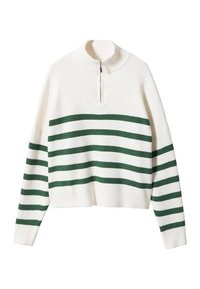 Biały sweter z ribbowanej dzianiny z zielonymi poziomymi paskami, z długimi rękawami i wysokim kołnierzem na zamek błyskawiczny.
