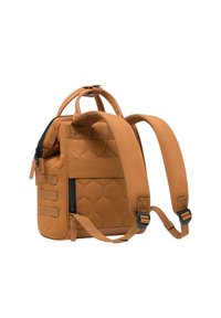 Gev quilted rugzak met gewatteerde schouderbanden, bovenhandgreep en een zijritszak. Heeft horizontale en verticale webbing accenten.
