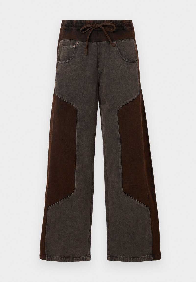 Breda byxor i kontrasterande texturer av mörkgrå denim och bruna accenter, med en elastisk midja med dragsko och fem fickor.