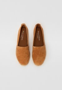 Chaussures slip-on en daim tan avec un bout arrondi, des bords cousus et une semelle intérieure marron arborant la marque "Marc O'Polo". Semelles plates.