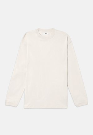 Langarm-T-Shirt mit Rundhalsausschnitt in hellbeige. Aus weicher Baumwolle gefertigt, hat es einen geraden Schnitt und seitliche Schlitze am Saum für mehr Bewegungsfreiheit.