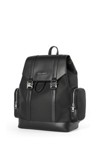 Zaino nero realizzato in tessuto testurizzato con pattina ribaltabile, hardware metallico, due tasche laterali con zip e spallacci regolabili.