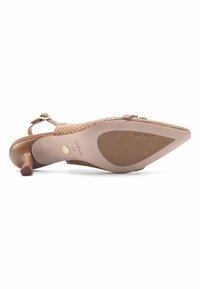 Rjava pletena slingback peta z ostrim nosom in 3-palčnim stiletto peto. Podplat prikazuje fleksibilno rebrasto teksturo in blagovno znamko.