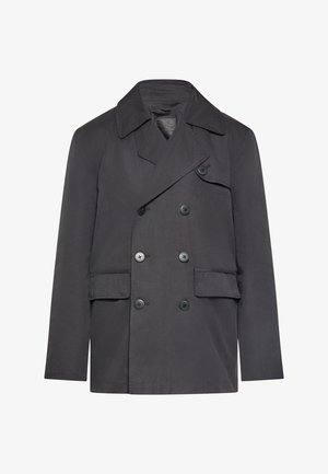 Cappotto doppiopetto grigio scuro realizzato in tessuto liscio. Presenta grandi revers, bottoni neri e due tasche frontali. Design minimalista.