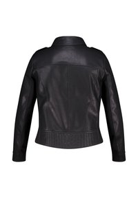 Veste en cuir noir avec une silhouette ajustée, col à pression et accents côtelés à la taille, avec une texture lisse sur l'ensemble.