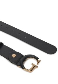 Cintura in pelle nera con texture liscia, dotata di una fibbia circolare in tonalità oro e un dettagli logo sul cinturino. Cinque fori per la regolazione.