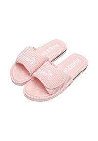 Des sandales à glissière rose clair présentent des bretelles en tissu côtelé, des semelles texturées et des accents de logo blancs. Le matériau doux offre un confort pour un port décontracté.