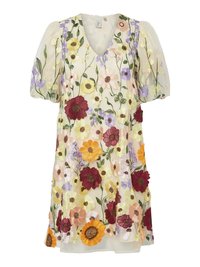Blommönstrad broderad klänning med V-ringning, korta genomskinliga puffärmar och en ljusgul tyg med färgglada blommor och gröna blad.