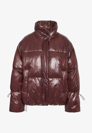 Geacă matlasată bordo din material lucios, căptușit. Prezintă guler înalt, șnur elastic la mâneci și buzunare mari în față.