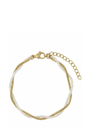 Gouden kettinkje armband met verweven kleine witte parels en verstelbare sluiting op witte achtergrond.