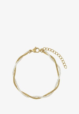 Pulsera de cadena dorada con pequeñas perlas blancas entrelazadas y cierre ajustable sobre un fondo blanco.