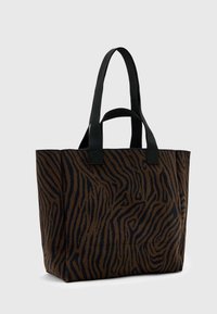 Hnědo-černá pruhovaná kabelka přes rameno s pevnými černými ušima, vyrobená z texturované tkaniny, s prostorným obdélníkovým tvarem.