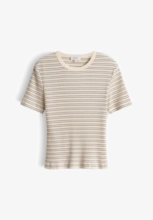 Beige gebreide top met korte mouwen, horizontaal zwart stikselpatroon, ronde halslijn en normale pasvorm.