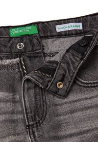 Jeans in denim grigio con taglio dritto. Presentano accessori in argento, cuciture a contrasto e etichette del marchio. Design con chiusura a zip e bottone.