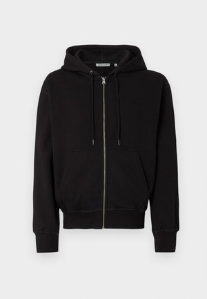 Čierna mikina na zips s prednými vreckami, kapucňou so šnúrkami a rebrovanými manžetami a lemom, vystavená na jednoduchom svetlom pozadí.