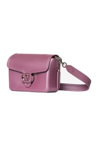 Borsa a tracolla in pelle rosa con chiusura a filetto, dotata di logo in metallo argentato e tracolla rimovibile, texture liscia, forma compatta.