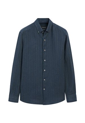 Marineblaue langärmlige Hemdbluse mit dünnen weißen vertikalen Nadelstreifen und klassischem Kragen, flach auf weißem Hintergrund liegend.