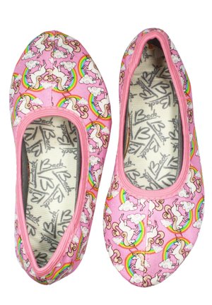 Kinderrutschschuhe mit einem pinken Obermaterial aus Stoff, das Einhörner, Regenbögen und Wolken zeigt. Weiße Innenauskleidung mit gemustertem Grafikdesign.