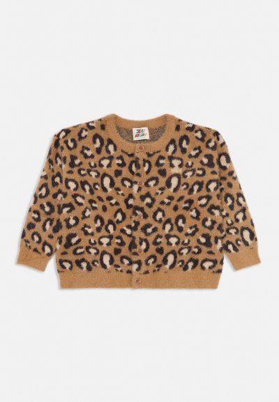 Mäkký, huňatý sveter pre malé deti s hnedo-čiernym leopardím vzorom, okrúhlym výstrihom, zapínaním na gombíky a dlhými rukávmi.