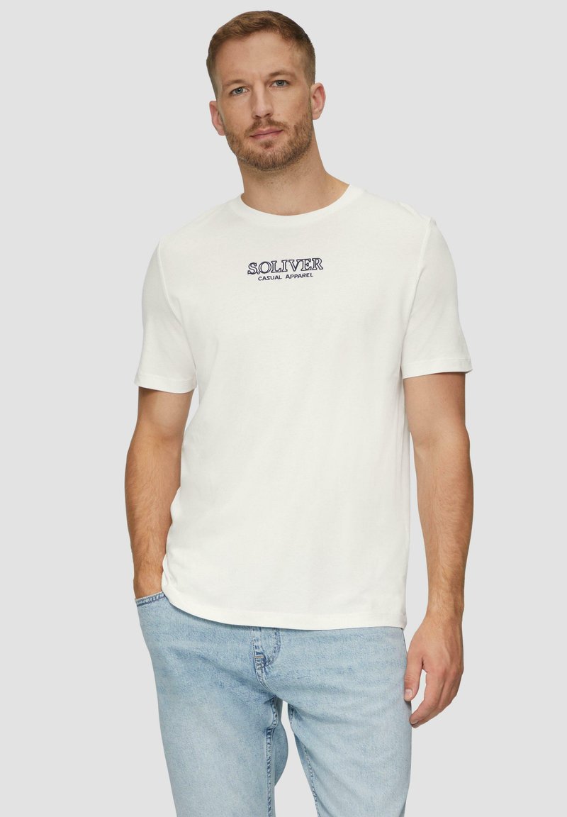 Biała koszulka z krótkim rękawem wykonana z bawełny, z graficznym nadrukiem w ciemnoniebieskim kolorze, na którym widnieje napis "S. OLIVER CASUAL APPAREL" na klatce piersiowej.