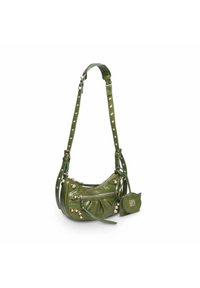 Olivengrøn læder skuldertaske med naglede detaljer, flere lynlåslommer, en tekstureret overflade og en justerbar rem.