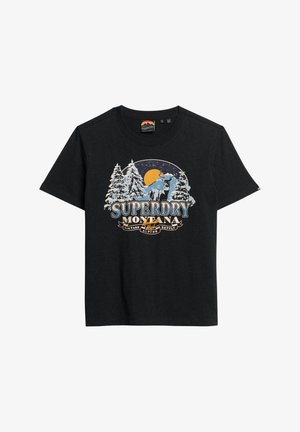 Zwarte katoenen T-shirt met een grafische print van een eland, besneeuwde bomen en een maan, gelabeled "Superdry Montana" in blauw en wit.