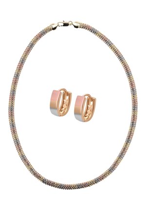 Naszyjnik z potrójnie skręconych metalowych łańcuchów w trzech kolorach, zestawiony z pasującymi małymi kolczykami-kołami w trzech kolorach o gładkim, polerowanym wykończeniu.