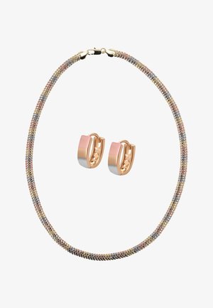 Naszyjnik z potrójnie skręconych metalowych łańcuchów w trzech kolorach, zestawiony z pasującymi małymi kolczykami-kołami w trzech kolorach o gładkim, polerowanym wykończeniu.