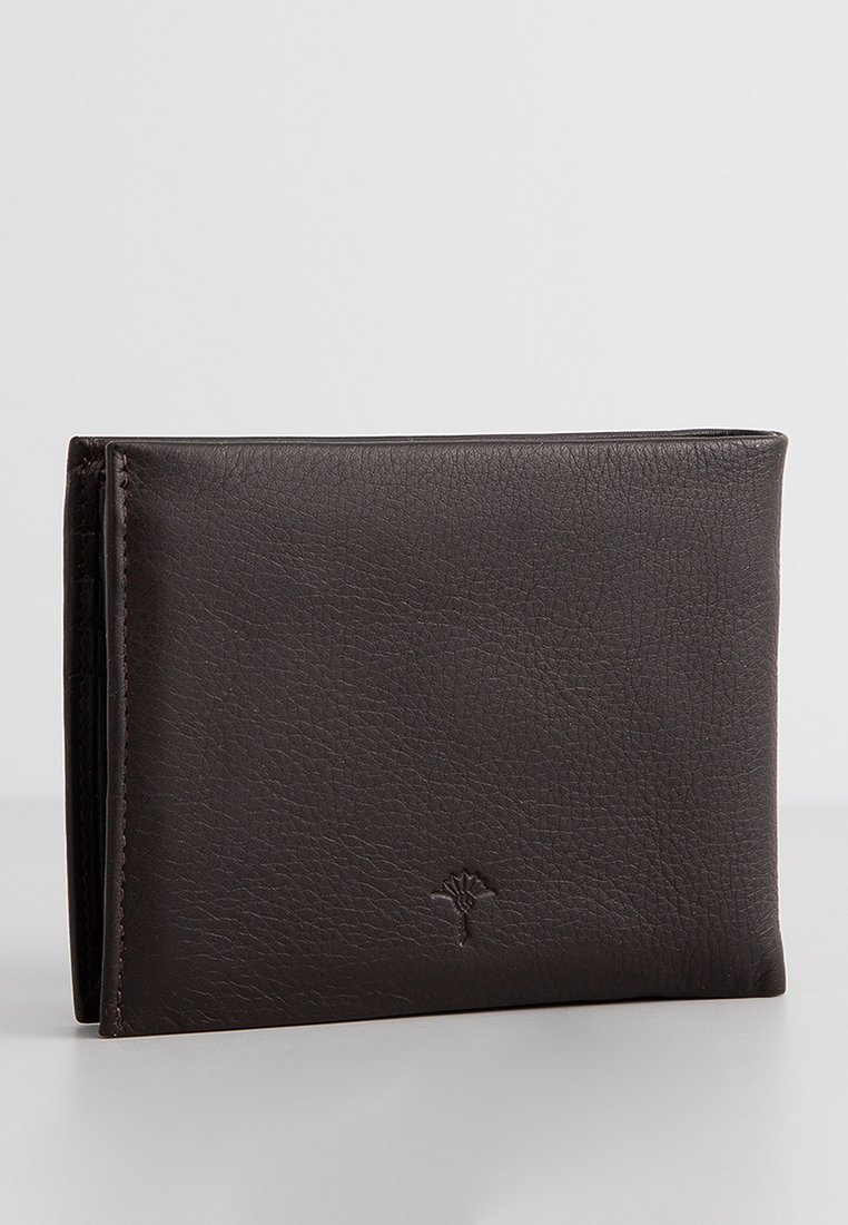 Dunkelbraune Leder-Bifold-Brieftasche mit dezentem geprägtem Baum-Logo auf der Vorderseite, auf einer weißen Fläche aufrecht stehend.
