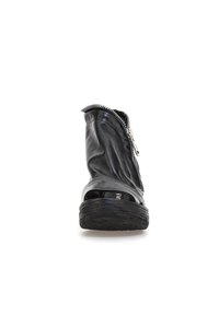 Czarna skórzana botka za kostkę o połyskującej powierzchni, z zamkiem błyskawicznym, zaokrąglonym noskiem i teksturowaną podeszwą.