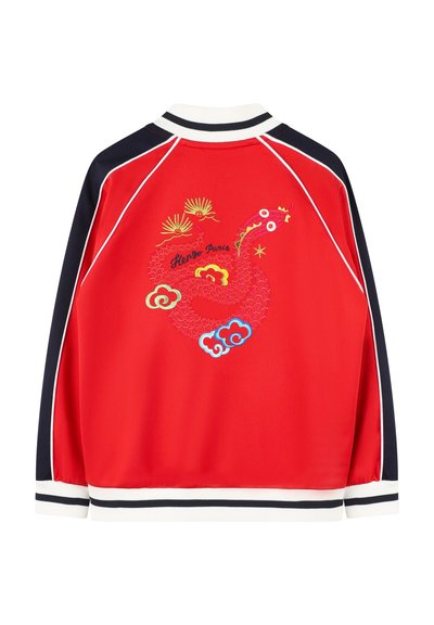 Veste de sport rouge avec des accents navy, ornée d'un dragon brodé décoratif et de motifs floraux. Col et poignets côtelés. Tissu doux.