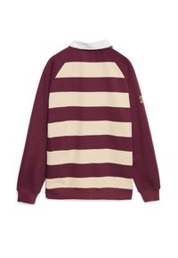Bordeaux- og crème-stribet sweatshirt med hvid krave og ribbede manchetter, med en broderet nummerdetalje på ærmet.