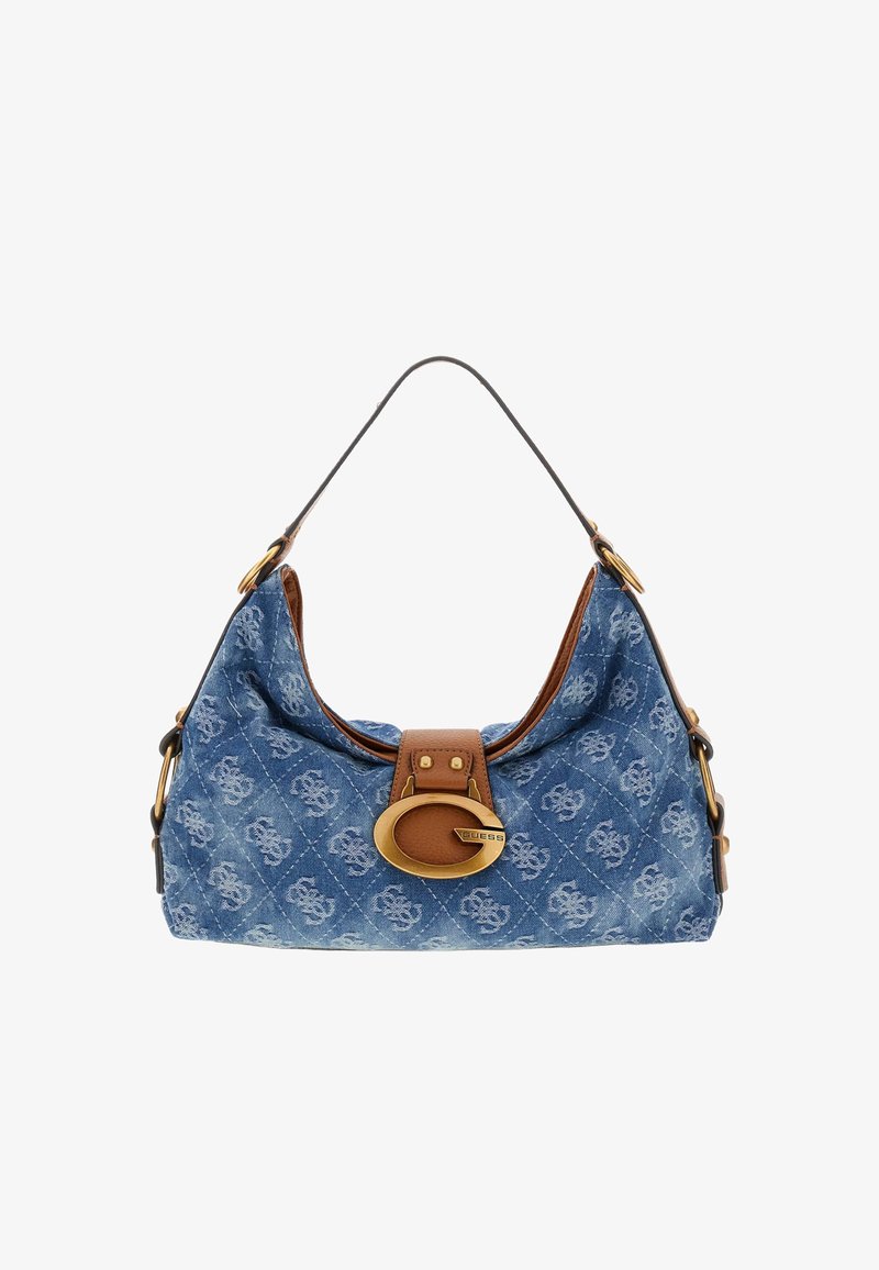 Sac à bandoulière en denim bleu avec motifs de logo beige, lanière en cuir marron et rabat, et une grande boucle dorée Guess à l'avant.