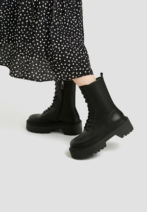 Enkellaarsjes met plateauzool - black