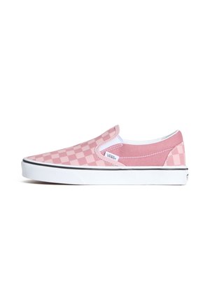Des chaussures roses à enfiler avec un motif à damiers, en toile, une semelle blanche et un logo Vans sur le côté avec des coutures contrastées.