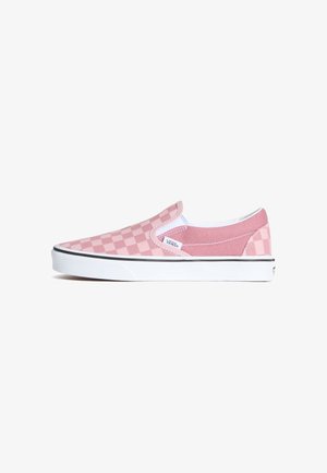 Scarpe slip-on rosa con motivo a scacchi, materiale in tela, suola bianca e marchio Vans sul lato con cuciture a contrasto.
