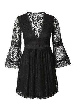 Czarna sukienka z koronką, z głębokim dekoltem w kształcie litery V, długimi rozkloszowanymi rękawami i wielowarstwową spódnicą. Szczegółowy wzór koronki z falistymi krawędziami.