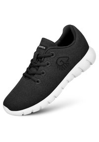 Schwarzer Sportschuh mit einem strukturierten Stoff-Obermaterial, weißer Gummisohle, sechs Ösen und einem kleinen Logo an der Seite.