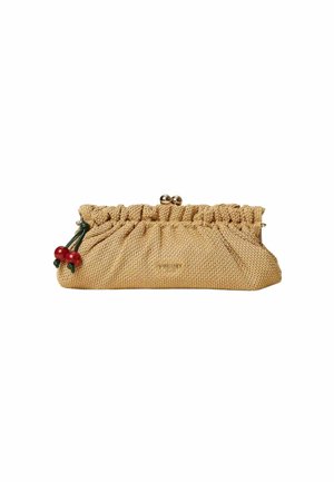 Pochette beige intrecciata con parte superiore arricciata, chiusura dorata e piccole bacche rosse decorative attaccate vicino al lato sinistro.