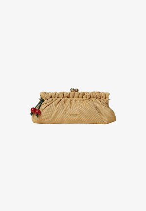 Pochette beige intrecciata con parte superiore arricciata, chiusura dorata e piccole bacche rosse decorative attaccate vicino al lato sinistro.