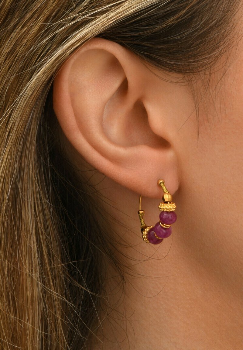 Boucles d'oreilles en or en forme de anneau, ornées de trois perles violettes, finement conçues avec des accents texturés et un fermoir sécurisé.