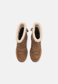 Bottes d'hiver en daim marron avec doublure en fourrure, lacets à l'avant et semelles en caoutchouc robustes, vues de dessus sur un fond blanc.