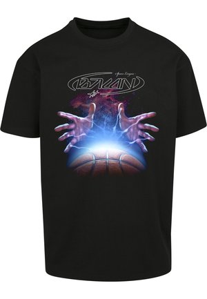 Melnas kokvilnas t-krekls ar grafiku, kurā attēlotas divas rokas, kas izstaro gaismu virs basketbola, ar stilizētu tekstu augšpusē un spilgtu kosmisku fona.