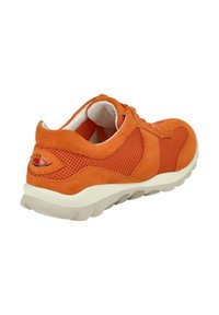 Oranje suède en mesh sneakers met een gestructureerd ontwerp, ronde neus, ondersteunende zool en een logo-detail aan de achterkant. Geaccentueerd met een zachte binnenkant.