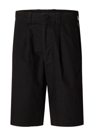 Mustad puuvillased lühikesed püksid tasase eesosaga, nööpidega kinnitatavad ja küljetaskutega. Omaduseks on lahtine lõige ja pikkus kuni reie keskosani.