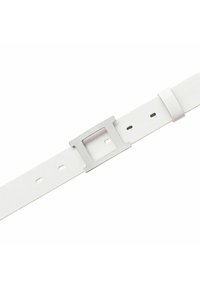 Weißer Ledergürtel mit einer rechteckigen silbernen Metallschnalle. Verfügt über mehrere Einstelllöcher entlang des Riemens. Insgesamt glatte Textur.